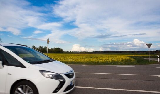 Verkehrsunfall im Kreuzungsbereich – Vorfahrtsberechtigung für Nachzügler