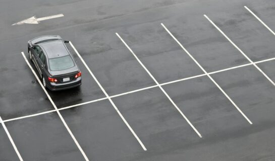 Parkplatzunfall – Vorfahrtregel „rechts vor links“