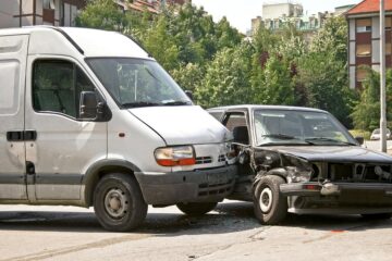 Verkehrsunfall zwischen Linksabbieger und Überholendem – Haftungsverteilung