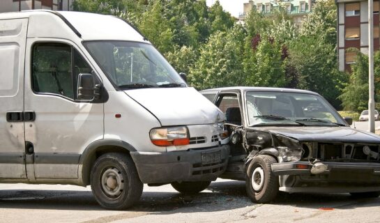 Verkehrsunfall zwischen Linksabbieger und Überholendem – Haftungsverteilung