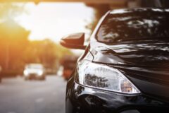 Verkehrsunfall: Erhöhte Betriebsgefahr eines Fahrzeugs mit Fahrtrichtungsanzeiger und Scheinwerfer
