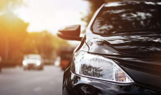 Verkehrsunfall: Erhöhte Betriebsgefahr eines Fahrzeugs mit Fahrtrichtungsanzeiger und Scheinwerfer