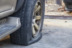 Notbremsung wegen Reifenplatzer eines vorausfahrenden Fahrzeugs