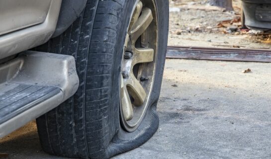 Notbremsung wegen Reifenplatzer eines vorausfahrenden Fahrzeugs