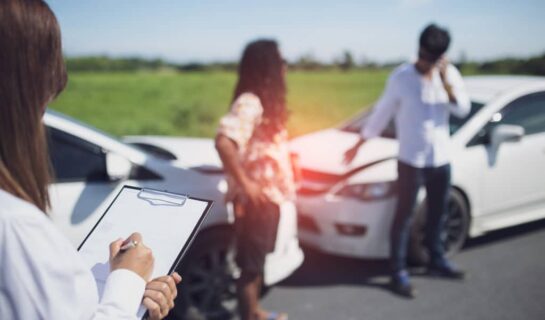 Verkehrsunfall zwischen einem überholenden Fahrzeug und einem Spurwechsler