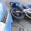 Verkehrsunfall - Kollision zwischen einem überholenden Motorrad und einem Linksabbieger