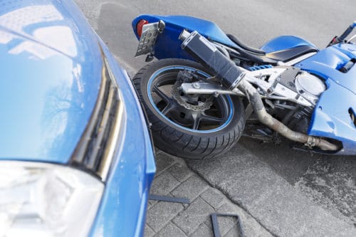 Verkehrsunfall - Kollision zwischen einem überholenden Motorrad und einem Linksabbieger