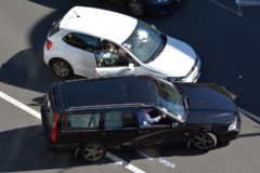 Verkehrsunfall: Kollision zwischen Linksabbieger und Überholer