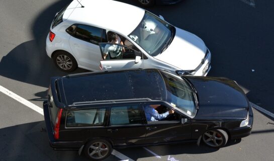 Verkehrsunfall: Kollision zwischen Linksabbieger und Überholer