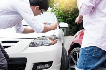 Verkehrsunfall – Kollision eines Linksabbiegers mit einem ihn Überholenden