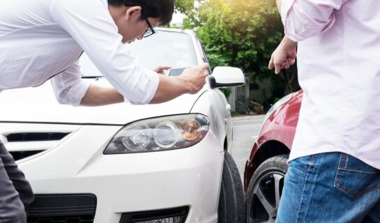 Verkehrsunfall – Kollision eines Linksabbiegers mit einem ihn Überholenden