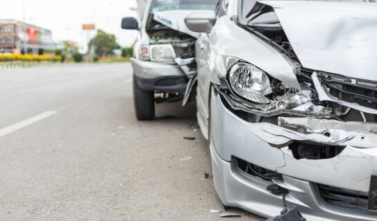 Verkehrsunfall: Fahrzeugkollision beim Wiedereinscheren nach Überholvorgang