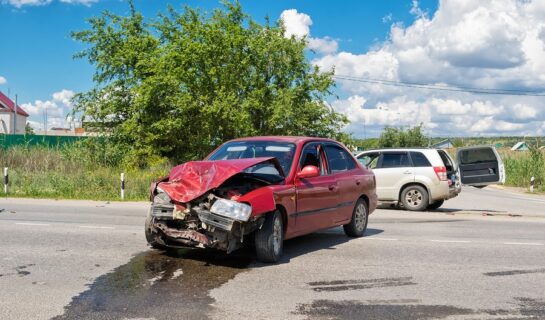 Verkehrsunfall mit einem aus einem Feldweg einbiegenden Fahrzeug