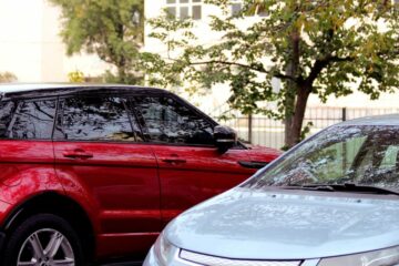 Verkehrsunfall – Linksüberholen und Abbiegen auf einem Parkplatz
