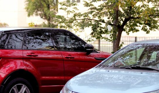 Verkehrsunfall – Linksüberholen und Abbiegen auf einem Parkplatz