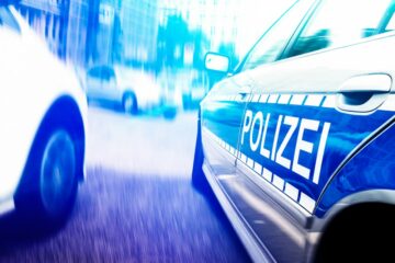 Verkehrsunfall – Kollision mit Polizeifahrzeug während eines Abbiegevorgangs