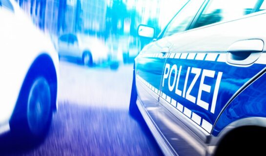 Verkehrsunfall – Kollision mit Polizeifahrzeug während eines Abbiegevorgangs