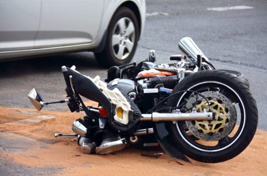 Verkehrsunfall - Kollision zwischen Geländewagen und einem Motorrad