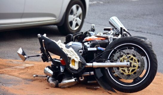 Verkehrsunfall – Kollision zwischen Geländewagen und einem Motorrad
