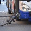 Verkehrsunfall - Kollision eines Omnibusses mit einem Radfahrer auf dem Gehweg