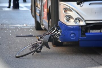 Verkehrsunfall – Kollision eines Omnibusses mit einem Radfahrer auf dem Gehweg