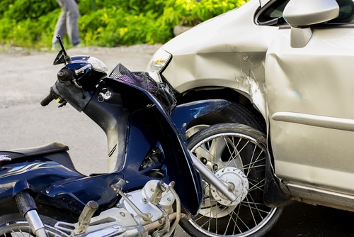 Verkehrsunfall - Linksabbiegerkollision mit einem zum Überholen ansetzenden Kradfahrer