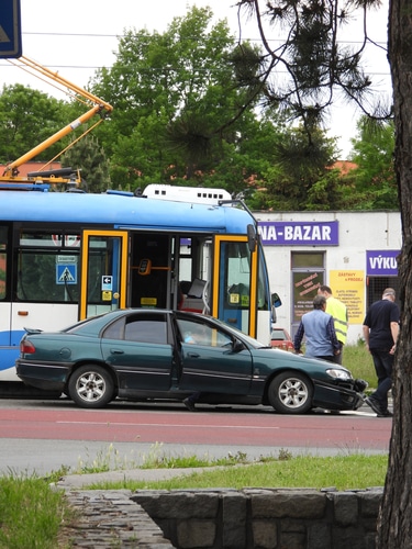 Verkehrsunfall zwischen Kraftfahrzeug und Straßenbahn