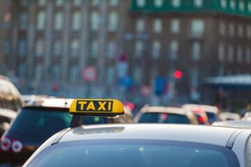 Taxikollision der Abfahrt von Taxistand mit Verkehrsteilnehmer des fließenden Verkehrs