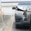 Auffahrunfall – liegengebliebenes nur teilweise gesichertes Fahrzeug auf Autobahnstandstreifen