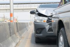 Auffahrunfall – liegengebliebenes nur teilweise gesichertes Fahrzeug auf Autobahnstandstreifen