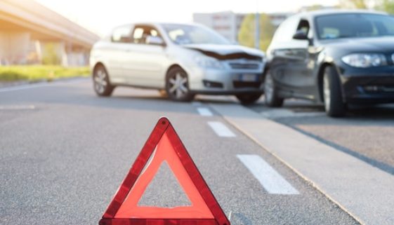 Verkehrsunfall - Auffahrunfall während eines Abbiegevorgangs trotz durchgezogener Linie
