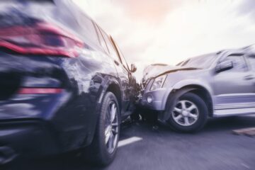 Verkehrsunfall -Kollision mit Fahrstreifen wechselnden vorfahrtsberechtigten Fahrzeug
