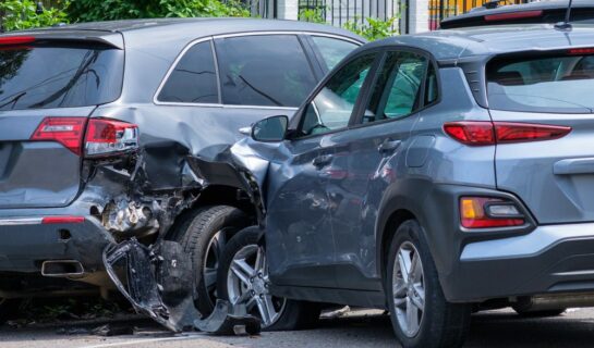 Verkehrsunfall – unzulässiges Überholen und Rechtsabbiegen in ein Grundstück