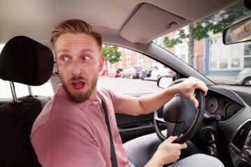 Kollision beim Rückwärtsfahren aus Parkplatz vor Einfahrt
