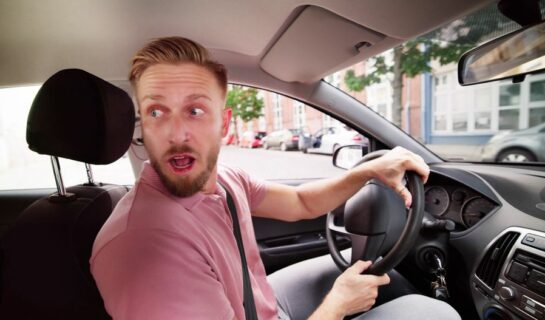 Kollision beim Rückwärtsfahren aus Parkplatz vor Einfahrt