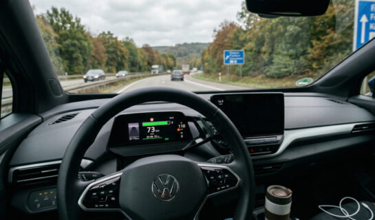 Rücktritt vom E-Auto-Kaufvertrag: Wann die Reichweite als Mangel gilt