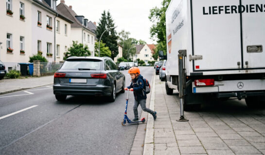 Unfall mit Kind wegen Gehwegblockade: Blockierer haftet zu 1/3